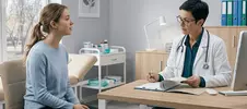 девушка с гиперсомнией на приеме у врача