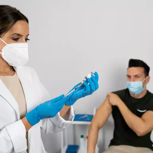 врач с препаратом эспераль для кодирования алкоголизма